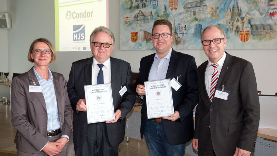 Auszeichnung Familienfreundliches Unternehmen im Kreis Paderborn (© Foto:Oliver Krato) Auszeichnung Familienfreundliches Unternehmen im Kreis Paderborn (© Foto:Oliver Krato)